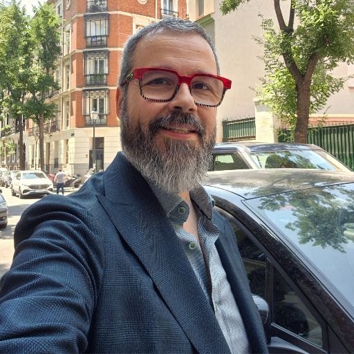 David en la calle, con americana, un día cualquiera de trabajo.