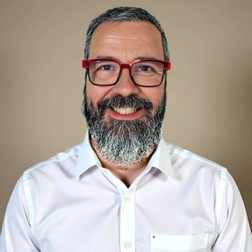 Retrato de David con camisa blanca, sobre fondo liso.